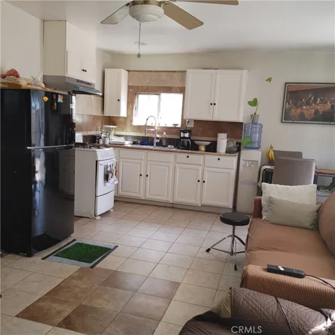4017-1/2 kitchen and living room