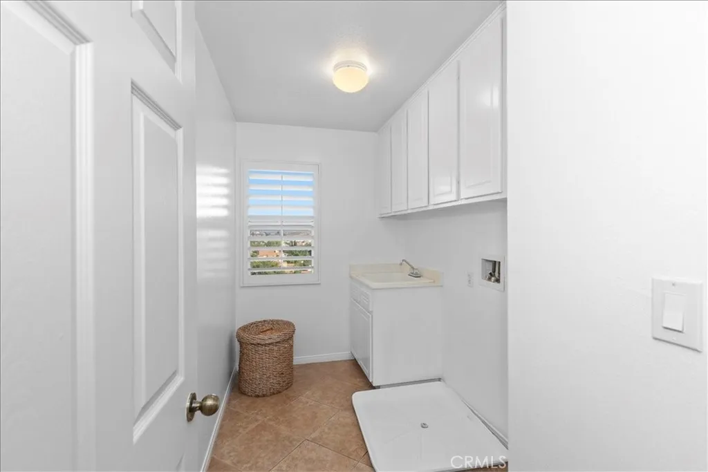 693 John Drive, Corona, California 92879 home-pic-35