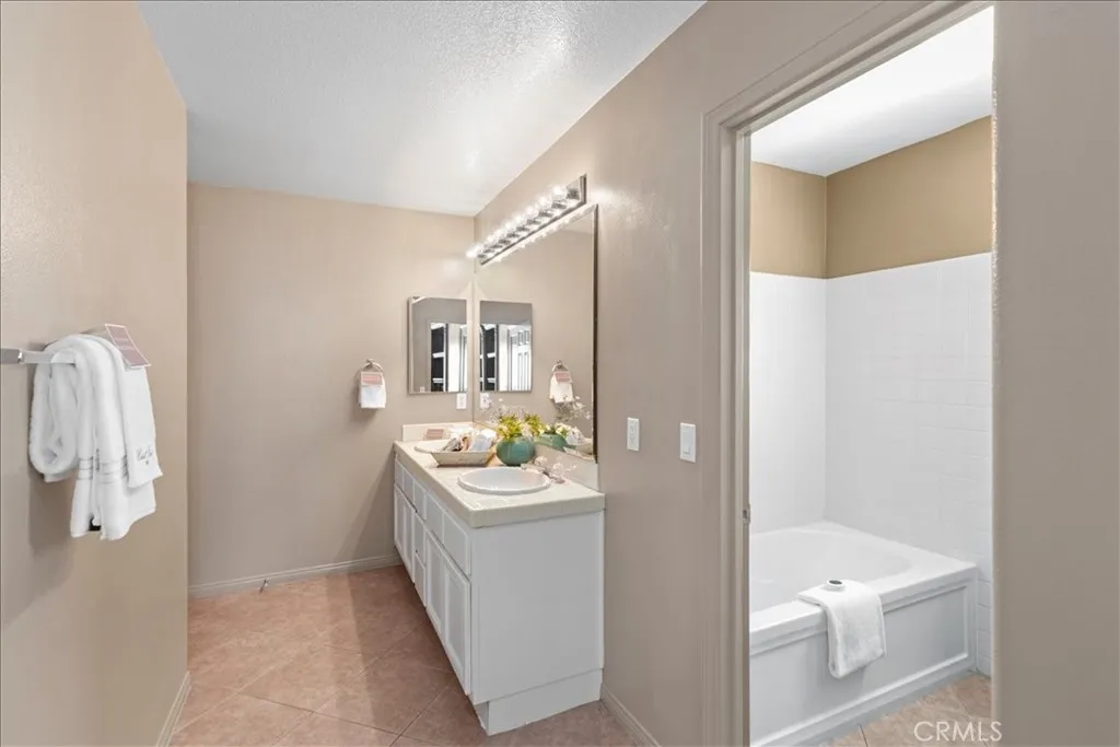 693 John Drive, Corona, California 92879 home-pic-36