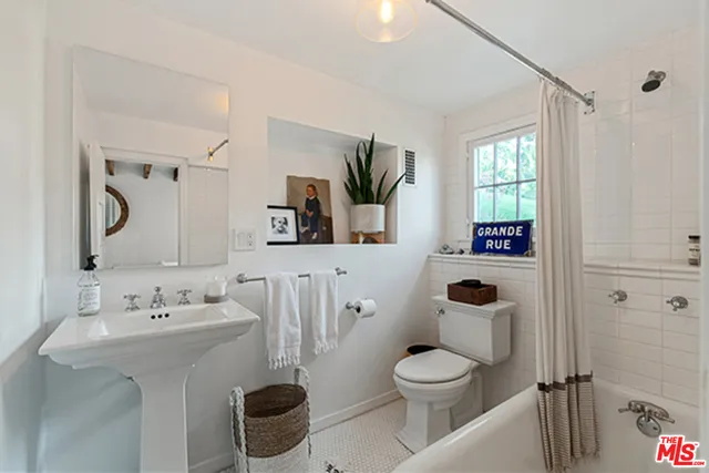 6402 Ivarene Avenue, Los Angeles, California 90068