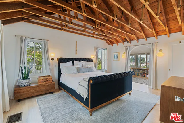 6402 Ivarene Avenue, Los Angeles, California 90068