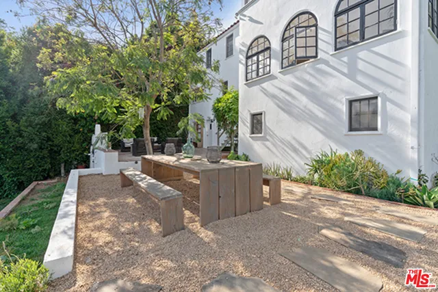6402 Ivarene Avenue, Los Angeles, California 90068