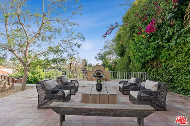 6402 Ivarene Avenue, Los Angeles, California 90068