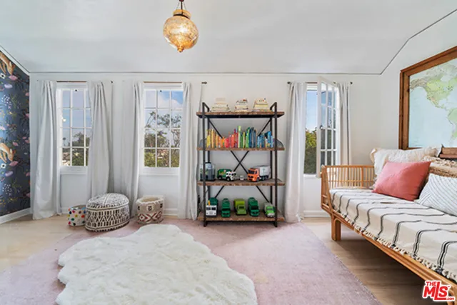 6402 Ivarene Avenue, Los Angeles, California 90068