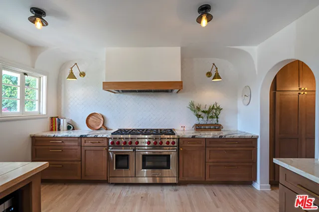 6402 Ivarene Avenue, Los Angeles, California 90068