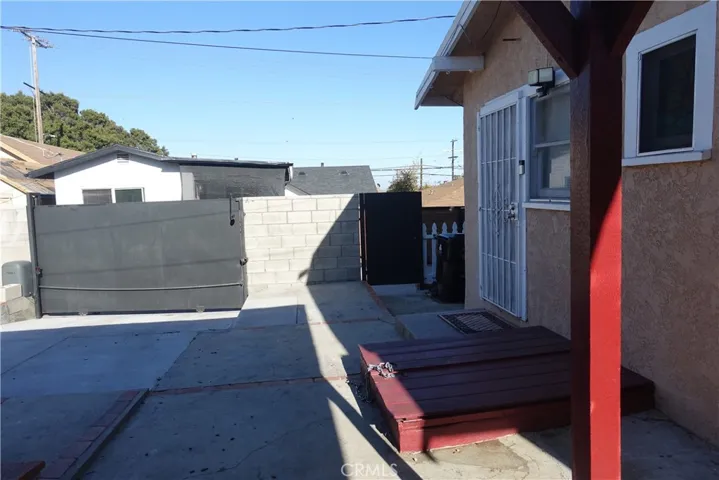 Electric gate and parking area of 622 unit