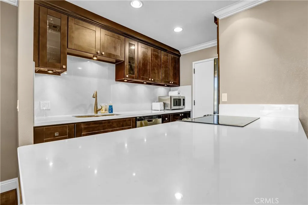 100 S Doheny Drive 315, Los Angeles, California 90048 home-pic-4