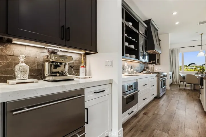 Butler Bar between Kitchen and Dining