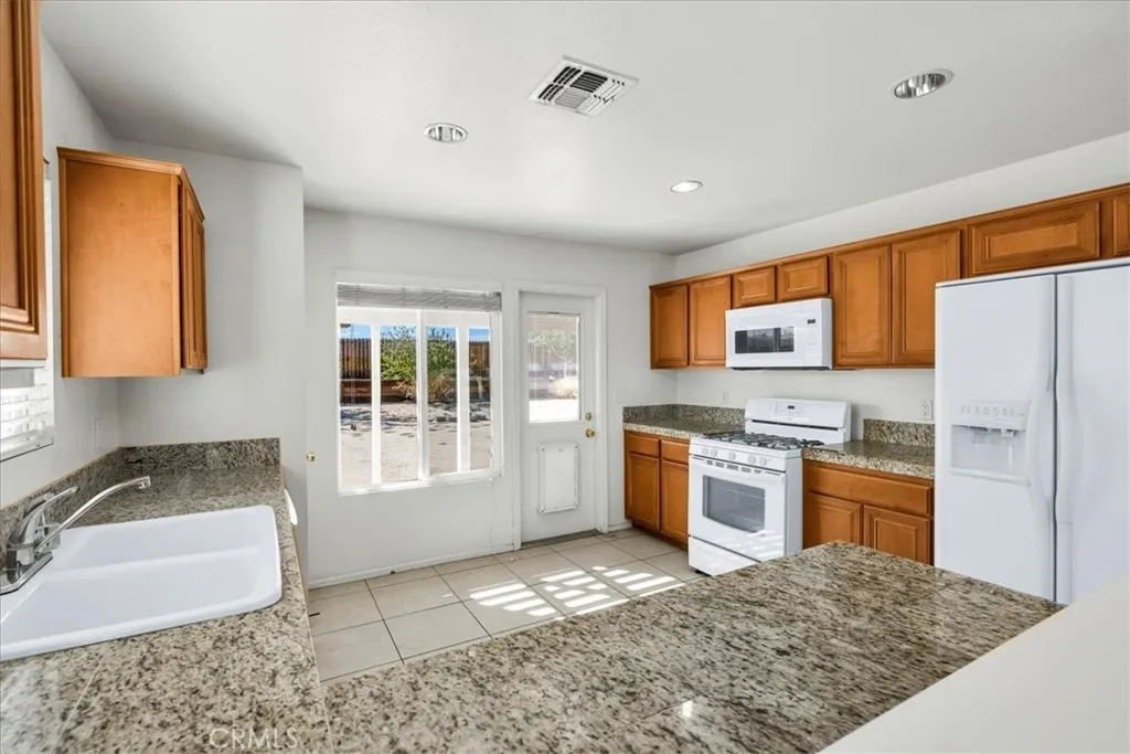 5154 Split Rock Avenue, 29 Palms, California 92277 home-pic-9