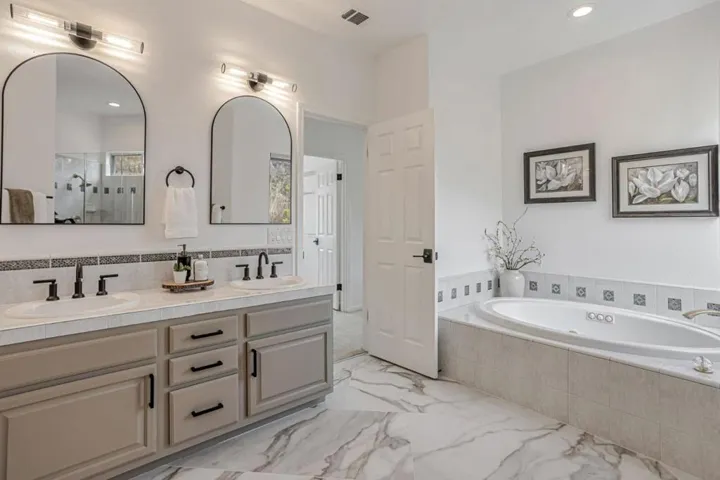 Owner's bathroom with jetted tub