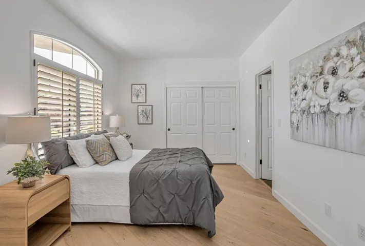 Downstairs bedroom with en-suite bath