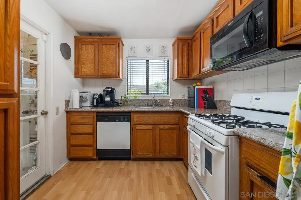 6028 Gaines St, San Diego, California 92110 home-pic-12