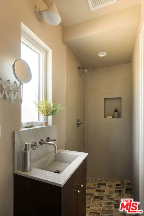 3815 Chanson Drive, View Park, California 90043 home-pic-28