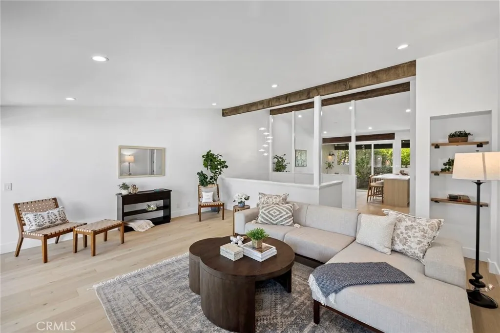 558 Vista Flora, Newport Beach, California 92660 home-pic-3