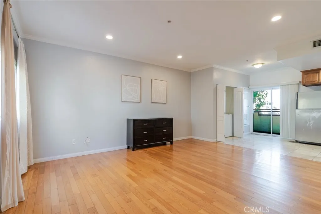 15053 Victory Boulevard 5, Van Nuys, California 91411 home-pic-3