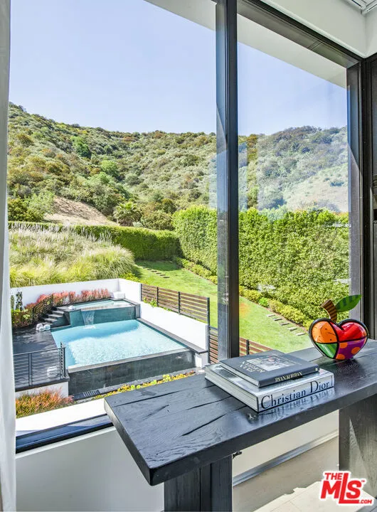 9852 San Circle, Beverly Hills, California 90210 home-pic-27