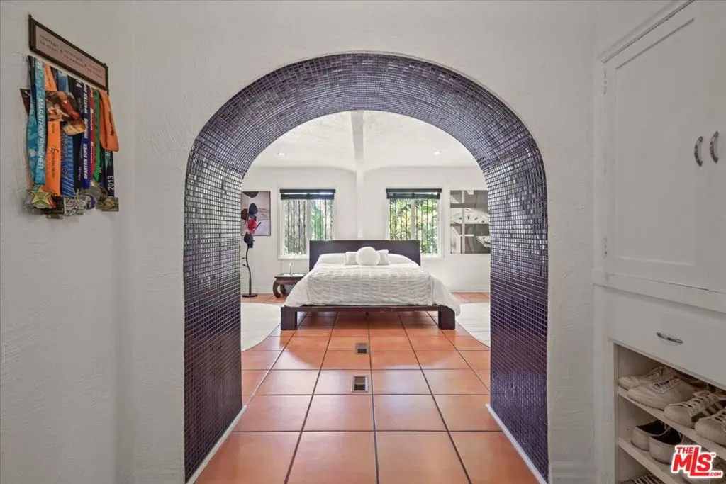 6119 Del Valle Drive, Los Angeles, California 90048 home-pic-21