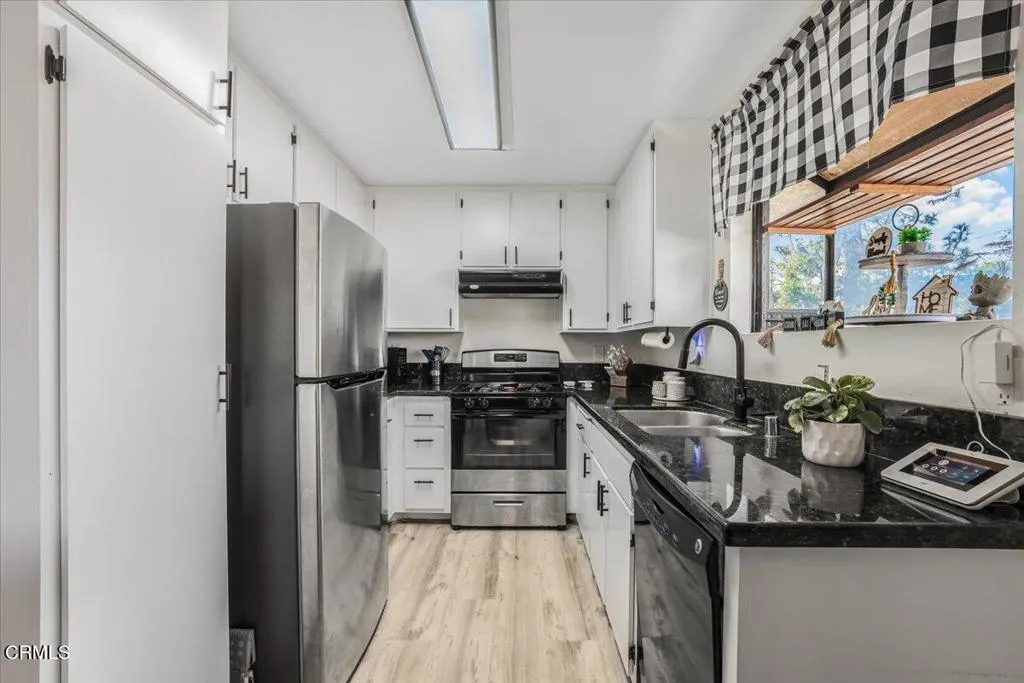 717 Thoreau Ln Lane, Ventura, California 93003 home-pic-11