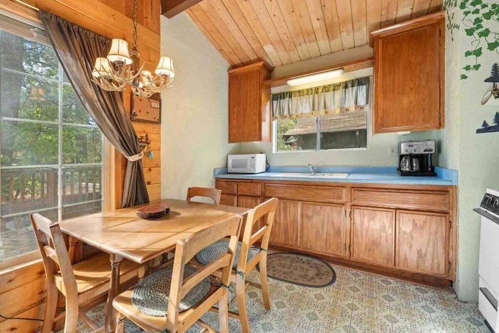 817 Maple Lane, Sugarloaf, California 92386 home-pic-10