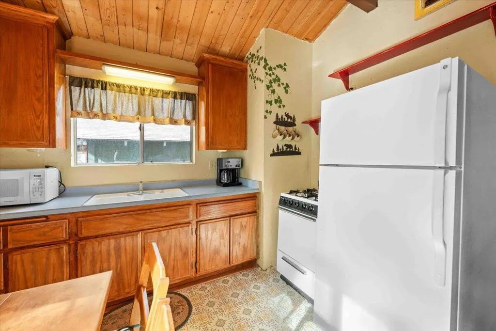 817 Maple Lane, Sugarloaf, California 92386 home-pic-11