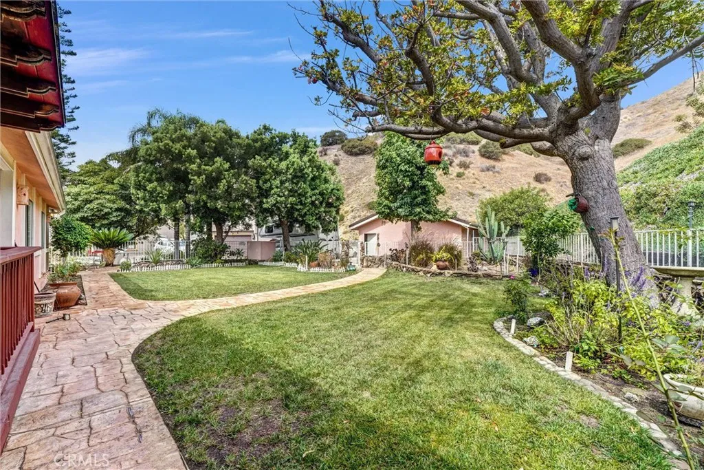 8530 Vine Valley N, Sun Valley, California 91352 home-pic-3