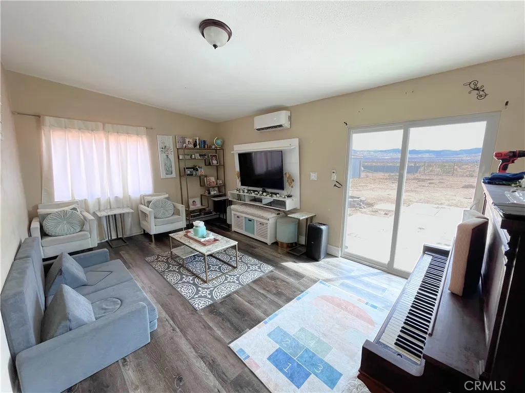 23087 Lucilla, Apple Valley, California 92308 home-pic-4