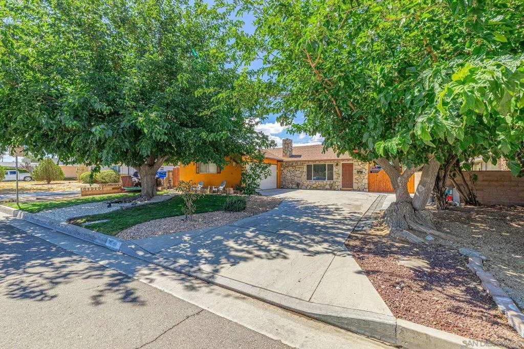 44551 Stanridge Ave, Lancaster, California 93535 home-pic-1