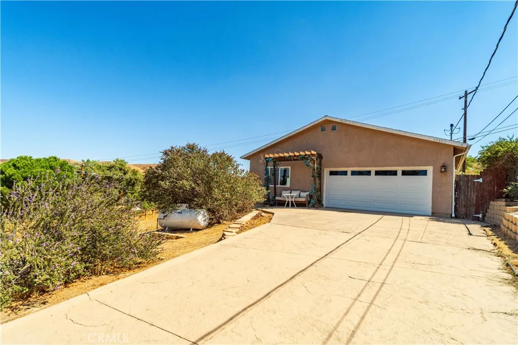 42846 Montello Drive, Lake Elizabeth, California 93532 home-pic-0