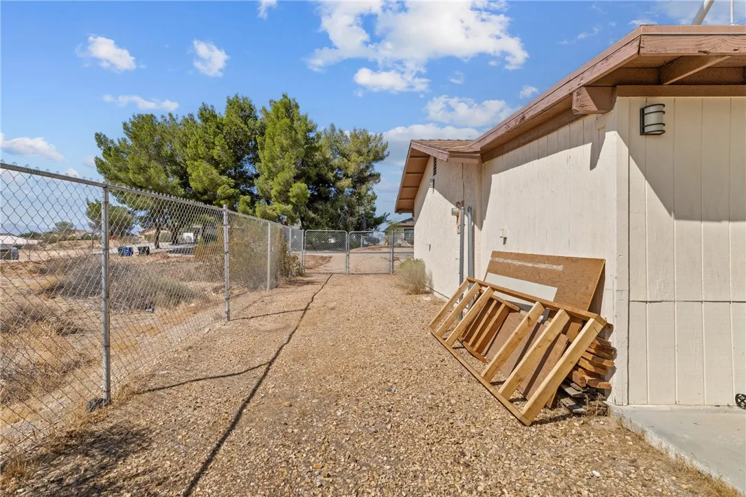 13357 Calcite Avenue, Victorville, California 92395 home-pic-36