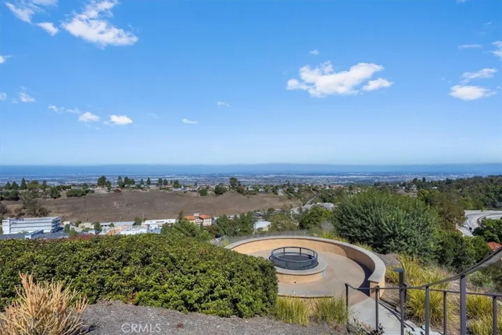 Firepit with breathtaking views immersed in nature.
