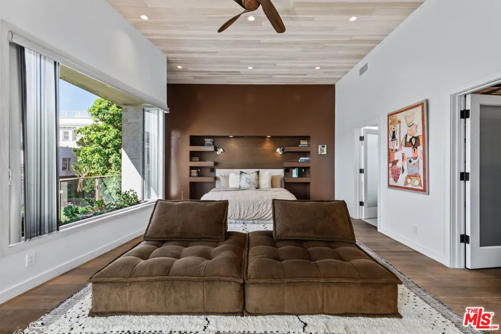 24 Clubhouse Avenue, Venice, California 90291 home-pic-14