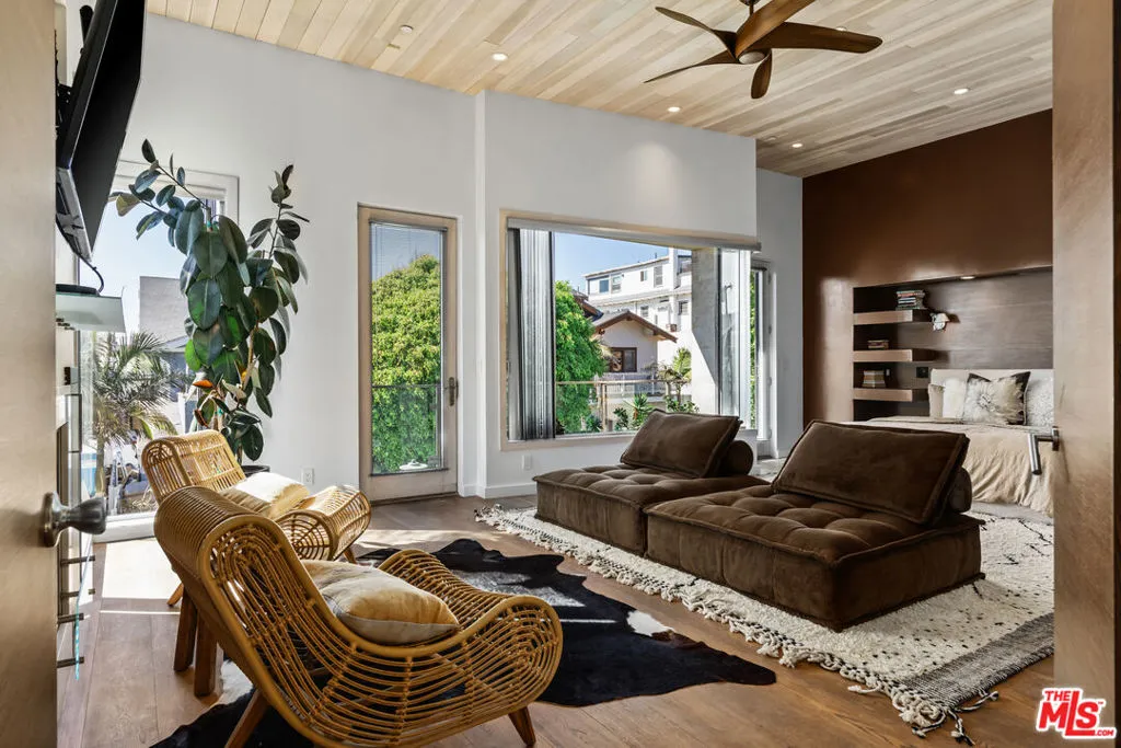 24 Clubhouse Avenue, Venice, California 90291 home-pic-13