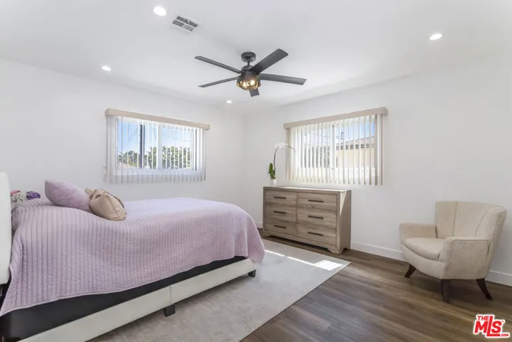 9806 S Van Ness Avenue, Los Angeles, California 90047