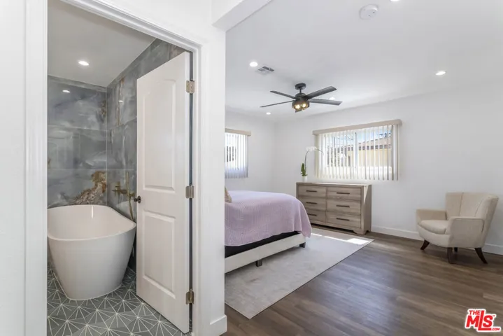 9806 S Van Ness Avenue, Los Angeles, California 90047