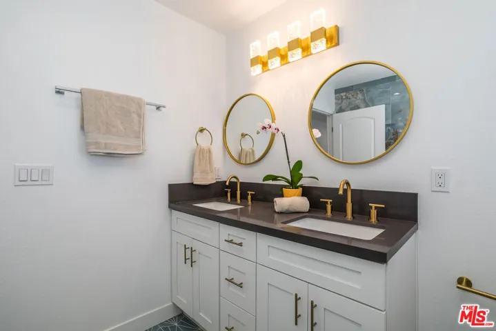 9806 S Van Ness Avenue, Los Angeles, California 90047