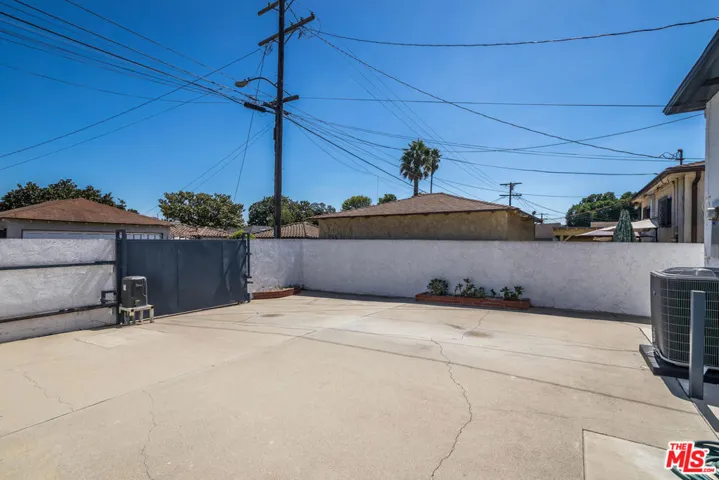 9806 S Van Ness Avenue, Los Angeles, California 90047