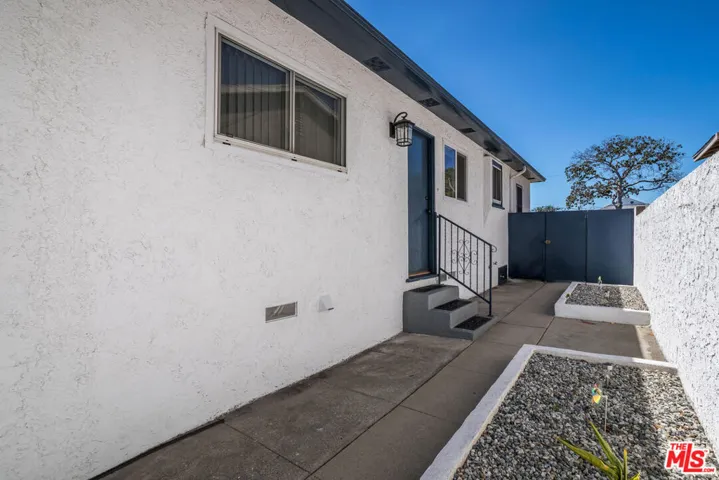 9806 S Van Ness Avenue, Los Angeles, California 90047