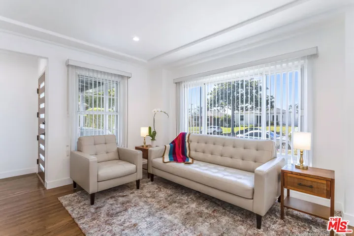 9806 S Van Ness Avenue, Los Angeles, California 90047