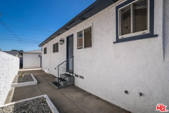 9806 S Van Ness Avenue, Los Angeles, California 90047