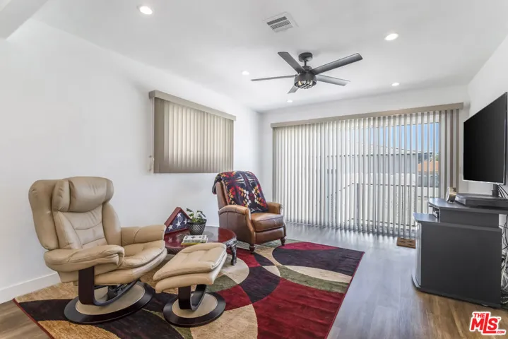 9806 S Van Ness Avenue, Los Angeles, California 90047
