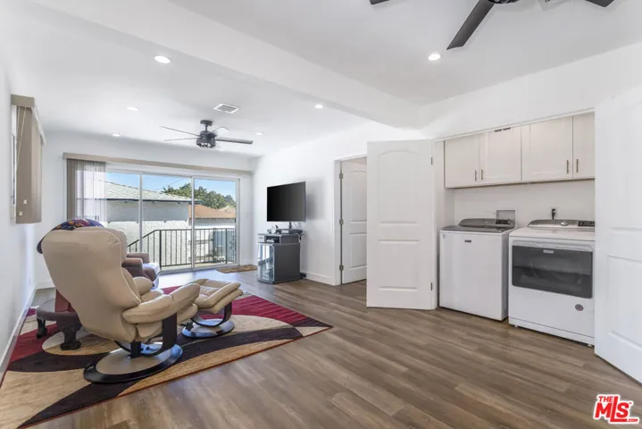 9806 S Van Ness Avenue, Los Angeles, California 90047