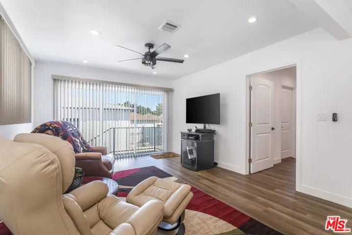9806 S Van Ness Avenue, Los Angeles, California 90047