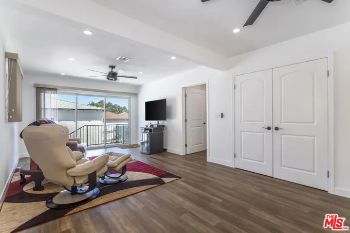 9806 S Van Ness Avenue, Los Angeles, California 90047