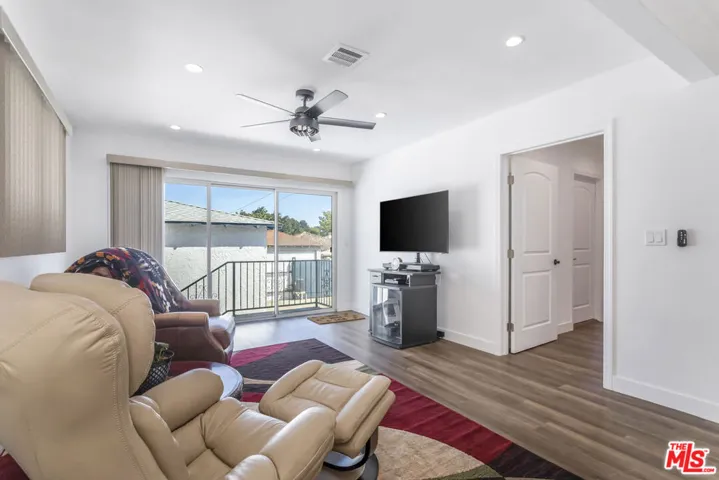 9806 S Van Ness Avenue, Los Angeles, California 90047