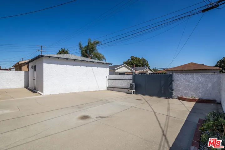9806 S Van Ness Avenue, Los Angeles, California 90047