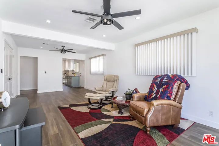 9806 S Van Ness Avenue, Los Angeles, California 90047