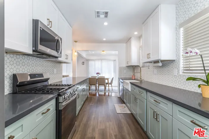 9806 S Van Ness Avenue, Los Angeles, California 90047