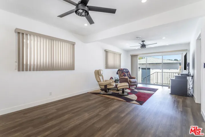 9806 S Van Ness Avenue, Los Angeles, California 90047