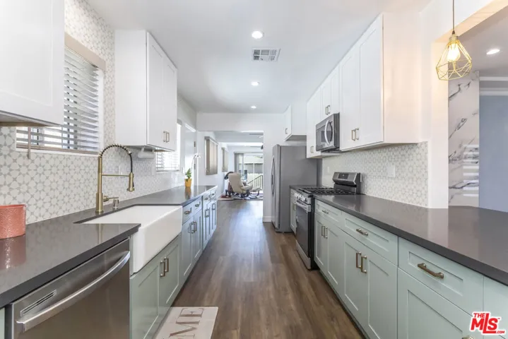 9806 S Van Ness Avenue, Los Angeles, California 90047