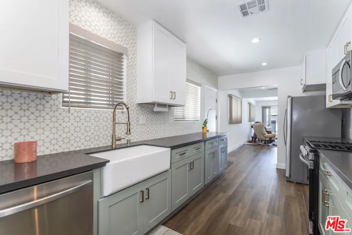 9806 S Van Ness Avenue, Los Angeles, California 90047